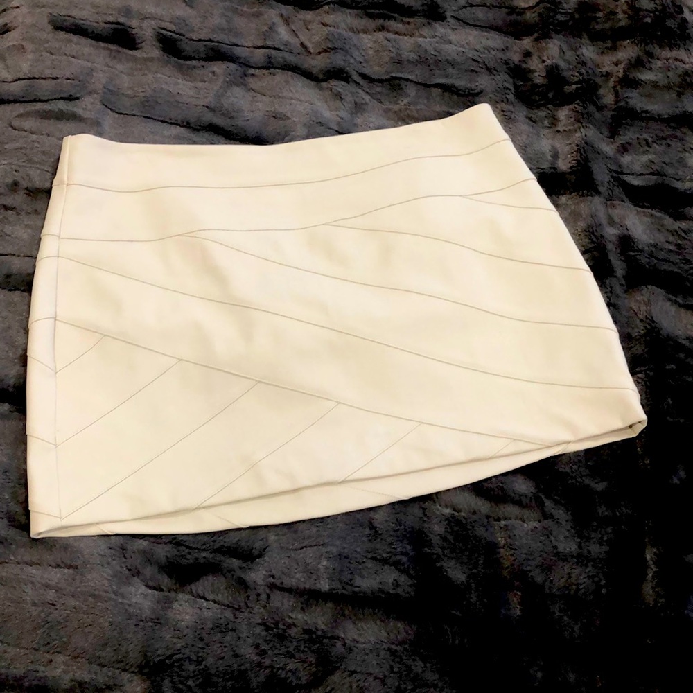 EXPRESS Cream pattern skirt